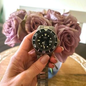 INVICTA MENS Pro Diver 40 mm watch.